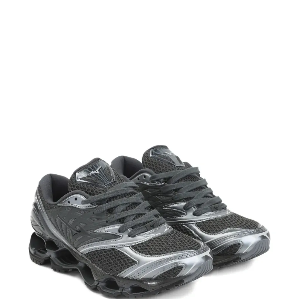 Кроссовки на шнуровке