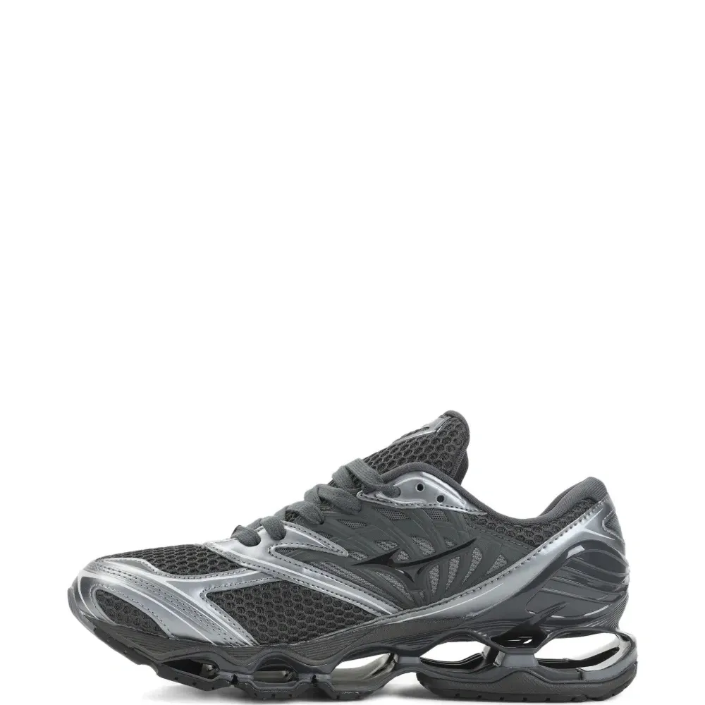 Кроссовки на шнуровке