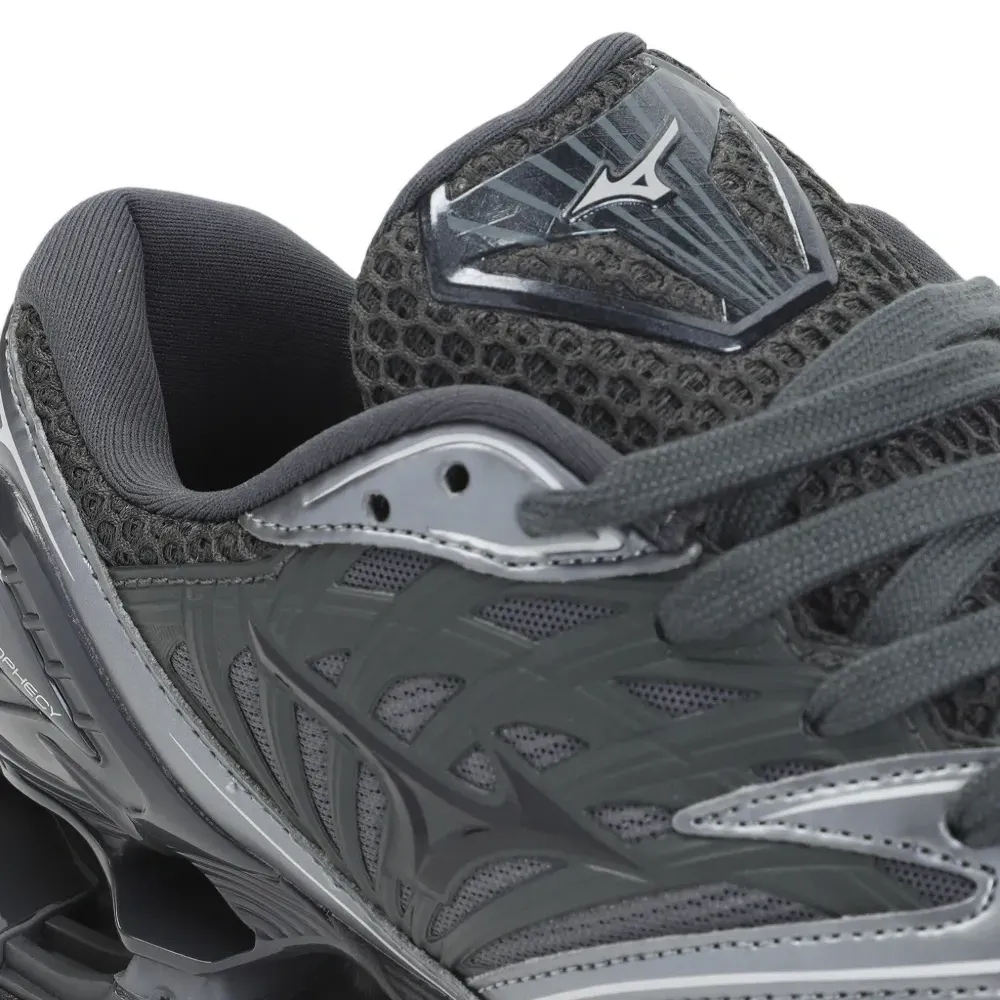 Кроссовки на шнуровке