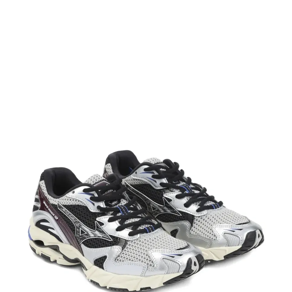 Кроссовки на шнуровке