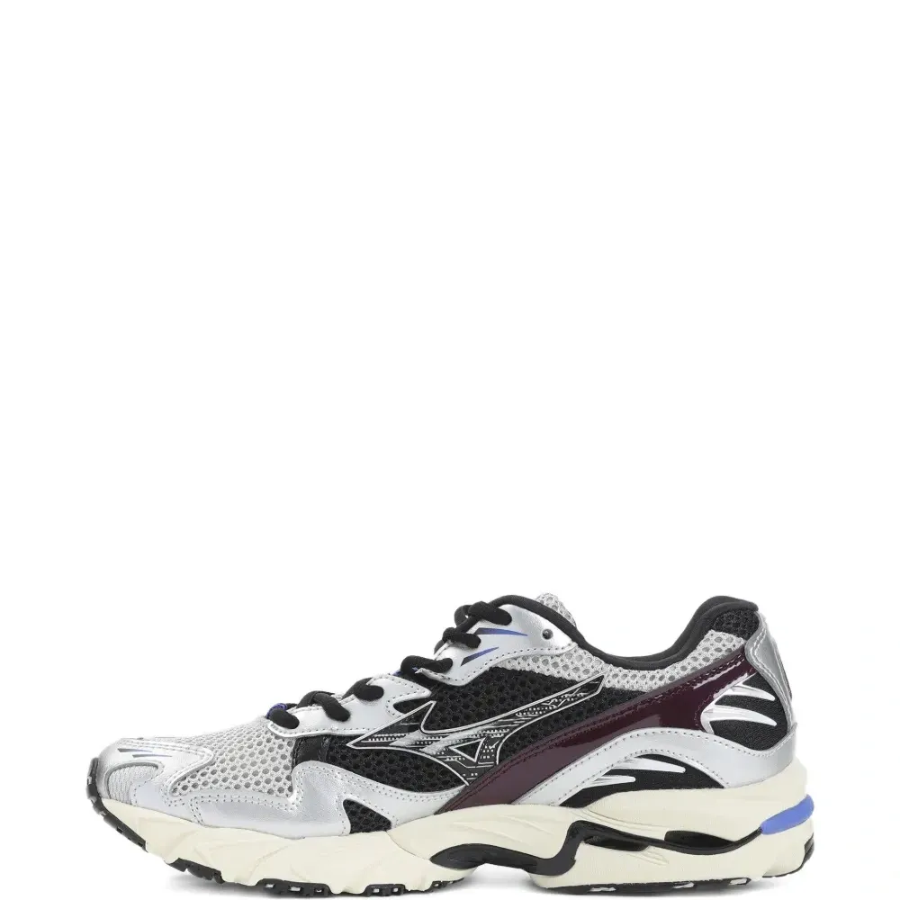 Кроссовки на шнуровке