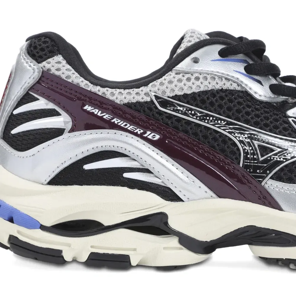 Кроссовки на шнуровке