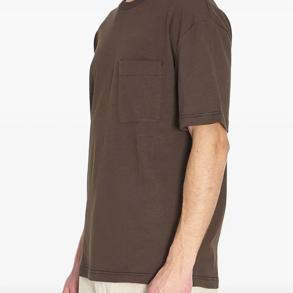 Трикотажная футболка с круглым вырезом и накладным карманом