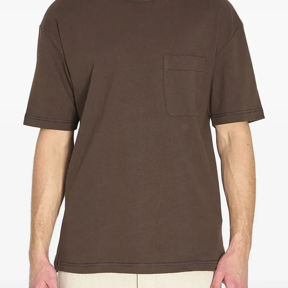 Трикотажная футболка с круглым вырезом и накладным карманом