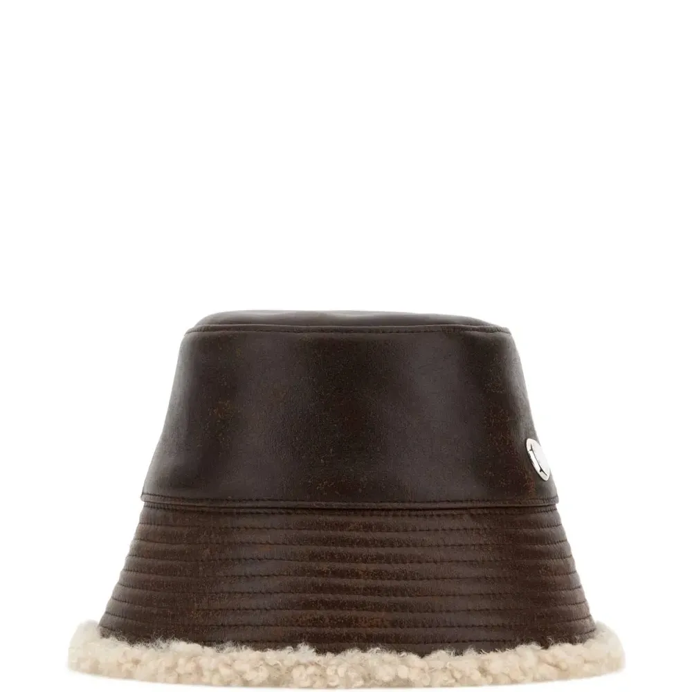 Панама с декоративной эмблемой-логотипом