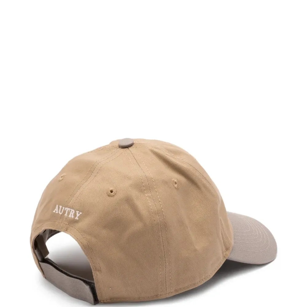 Бейсболка с вышивкой в двух тонах