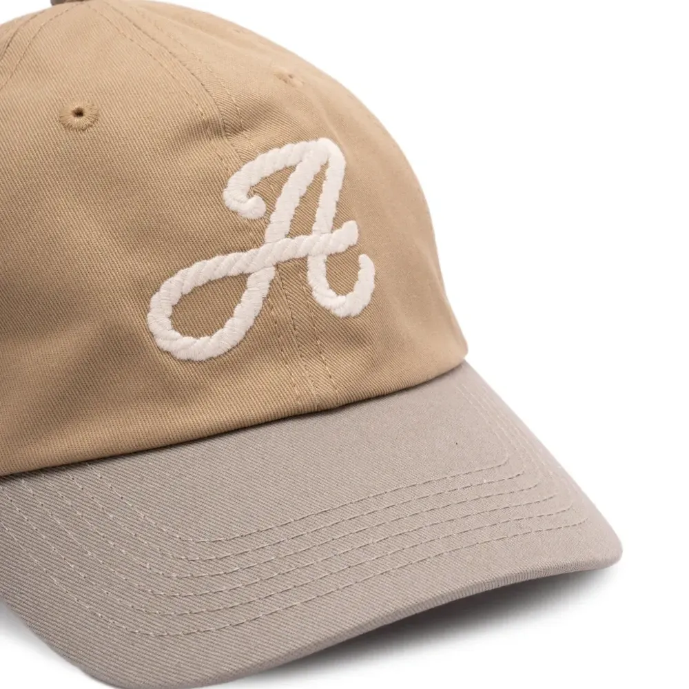 Бейсболка с вышивкой в двух тонах