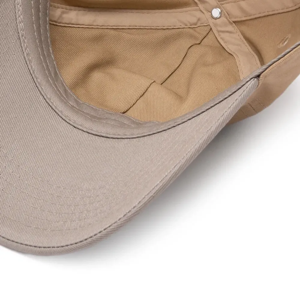 Бейсболка с вышивкой в двух тонах