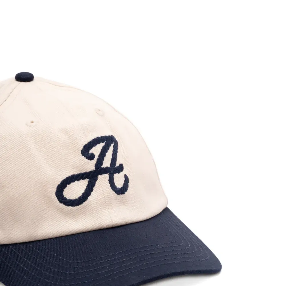 Бейсболка с вышитым логотипом