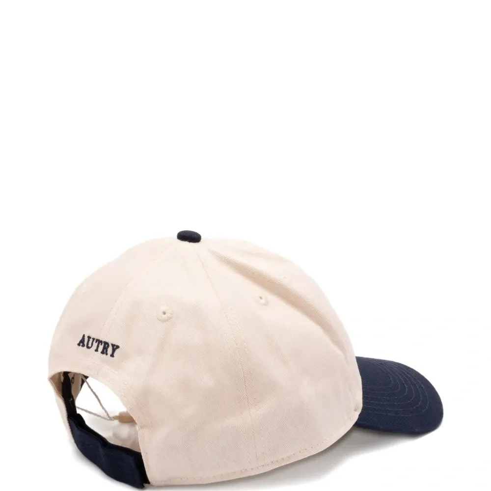 Бейсболка с вышитым логотипом