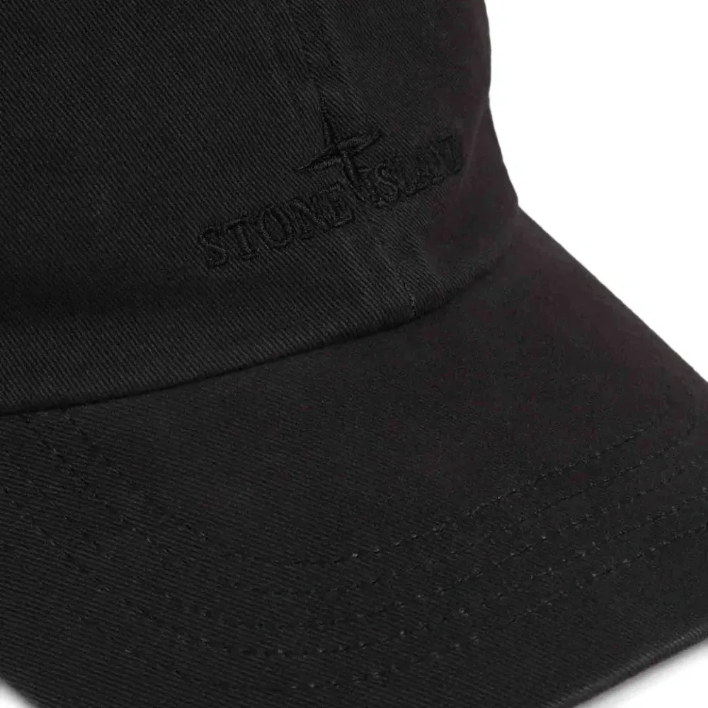 Бейсболка с вышивкой логотипа