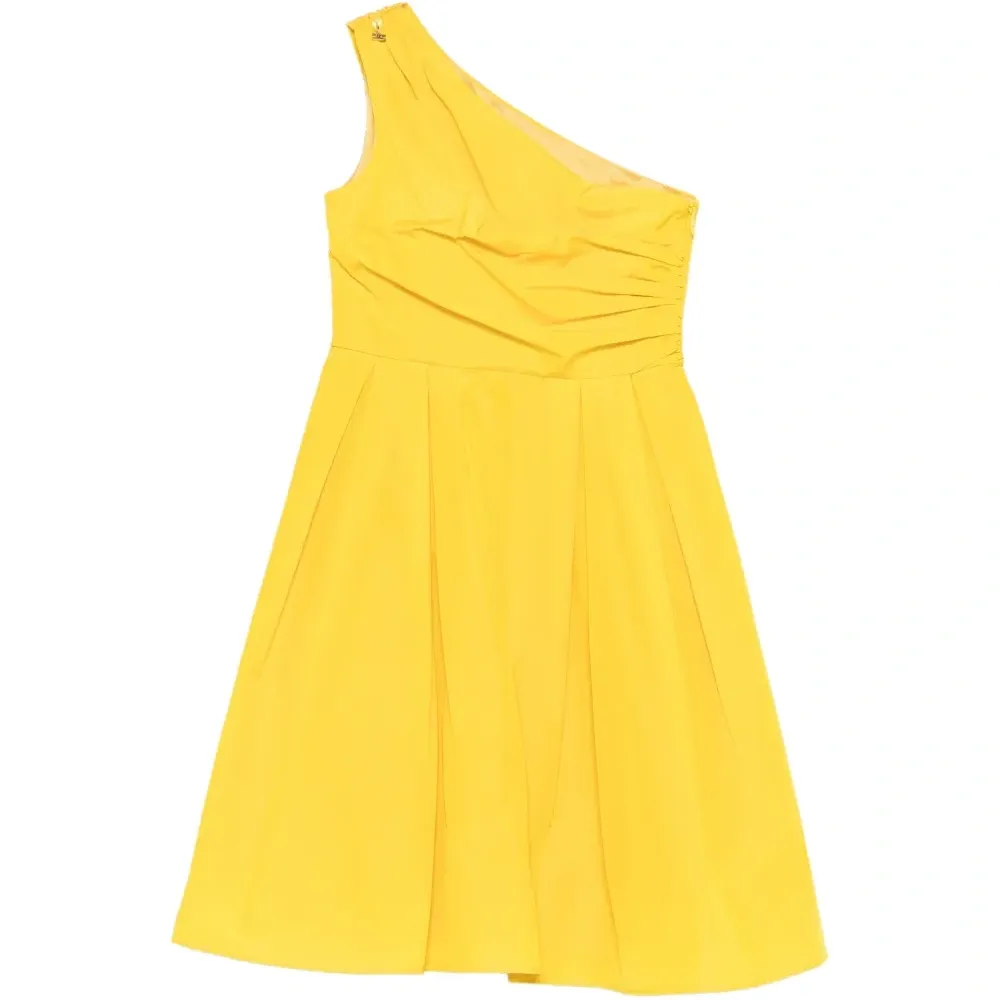 Платье на одно плечо с плиссировкой