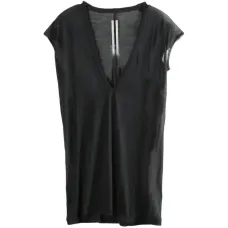 Футболка с V-образным вырезом