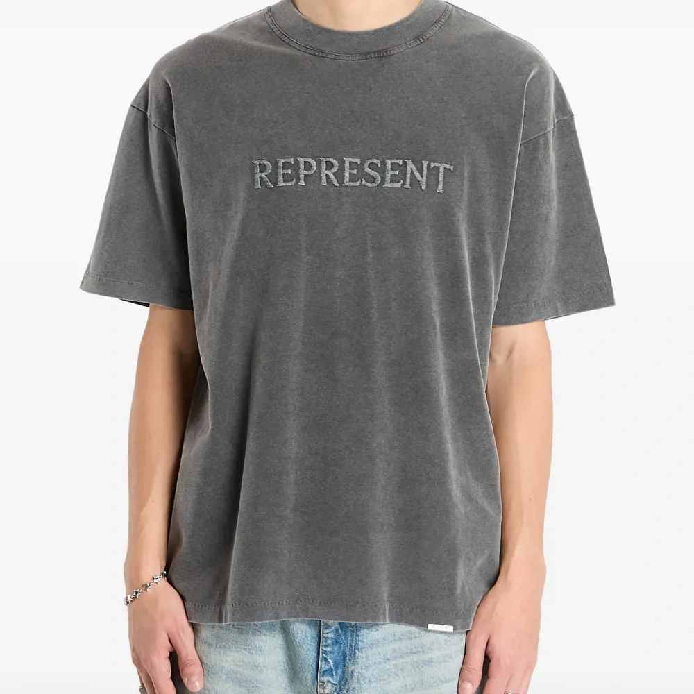 Футболка с вышитым логотипом