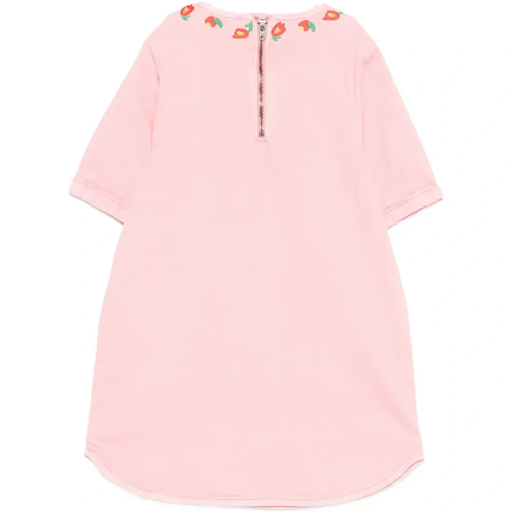 Джинсовое платье с вышитым карманом Джинсовое платье с вышитым карманом