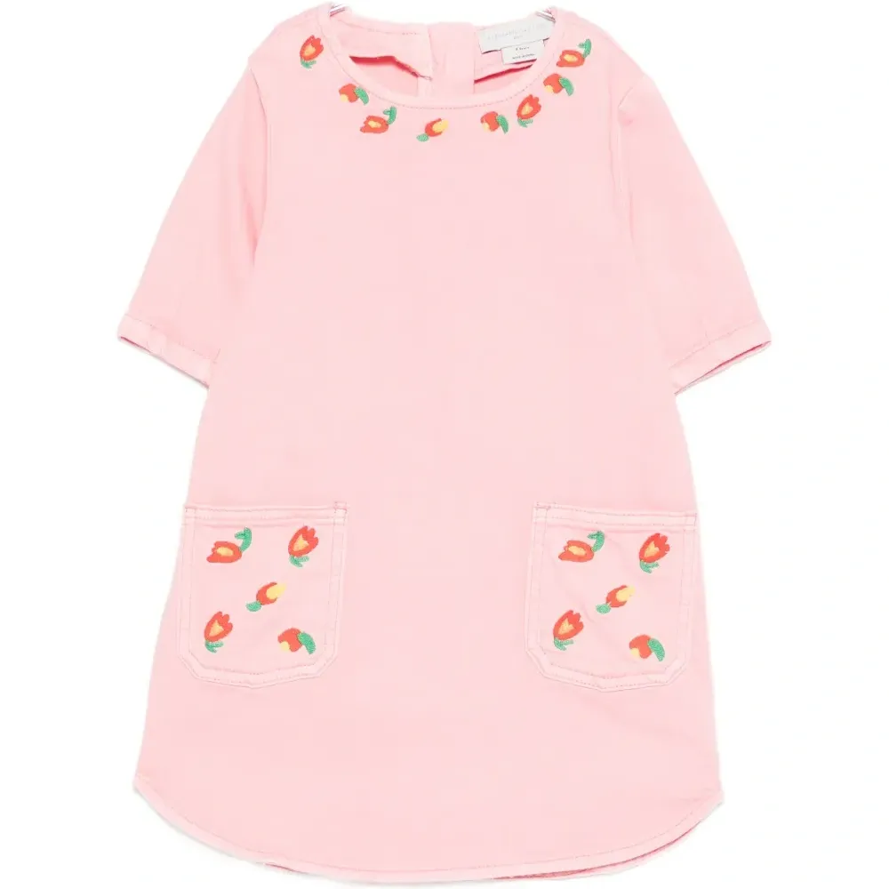 Джинсовое платье с вышитым карманом Джинсовое платье с вышитым карманом