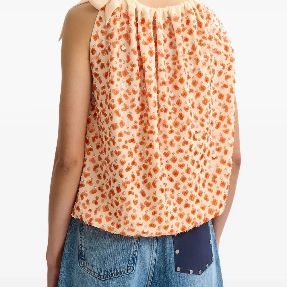 Блузка, украшенная пайетками