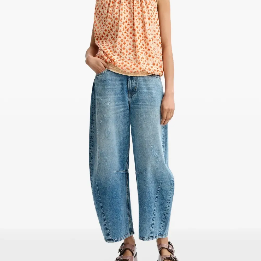 Блузка, украшенная пайетками