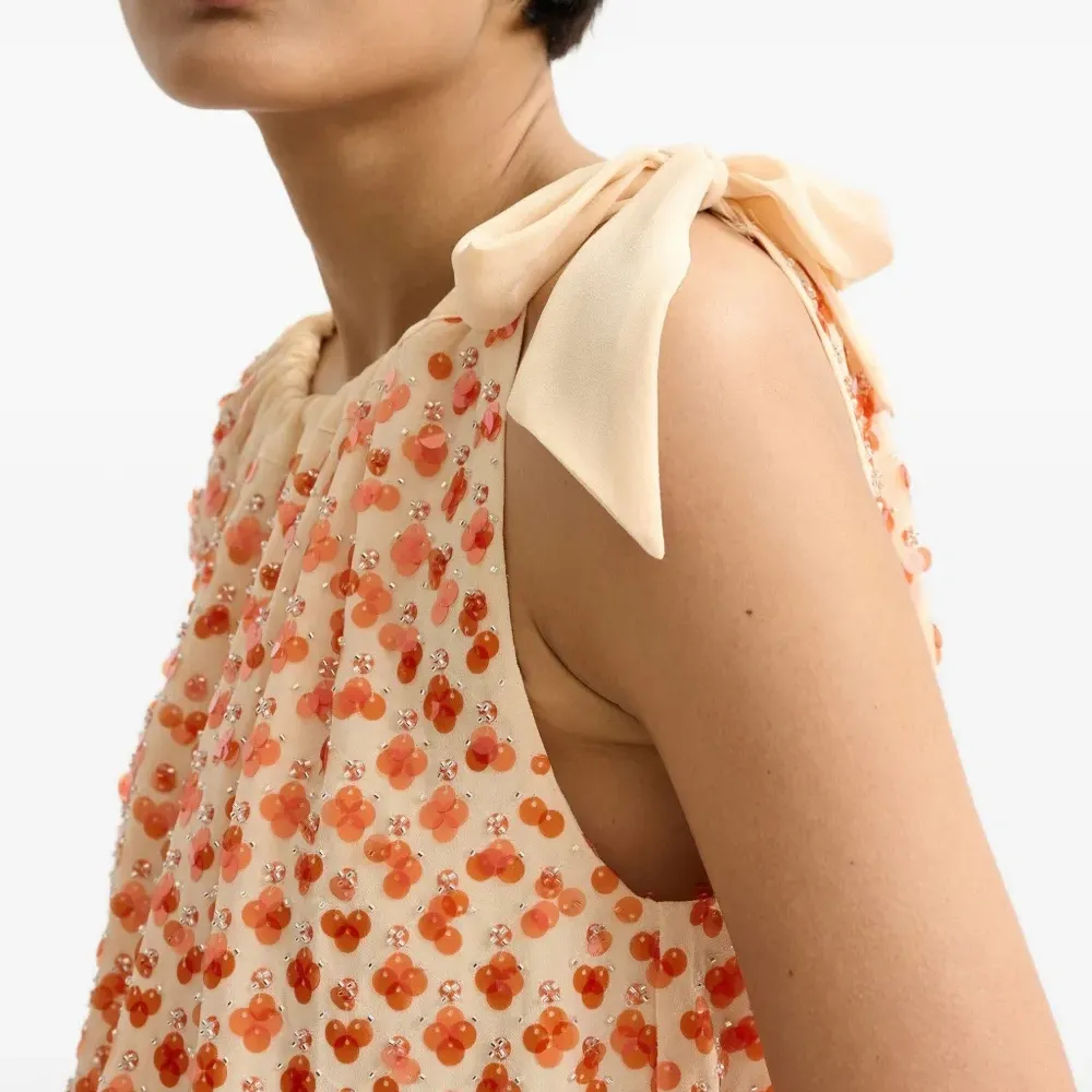 Блузка, украшенная пайетками