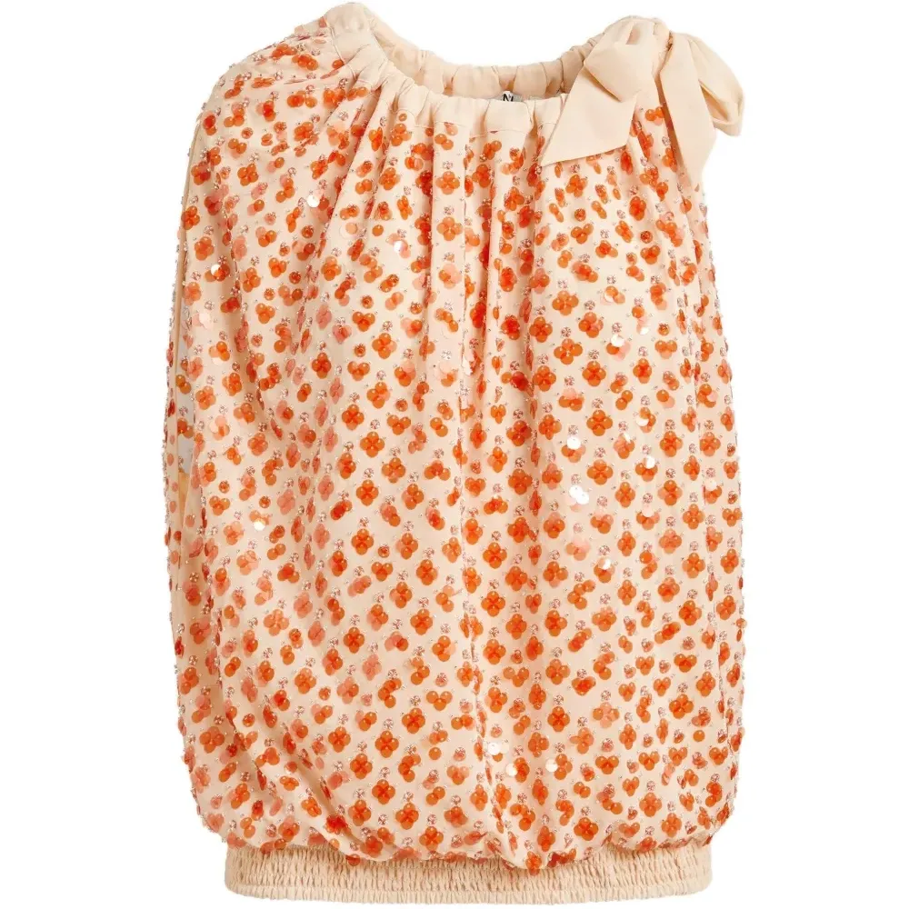 Блузка, украшенная пайетками