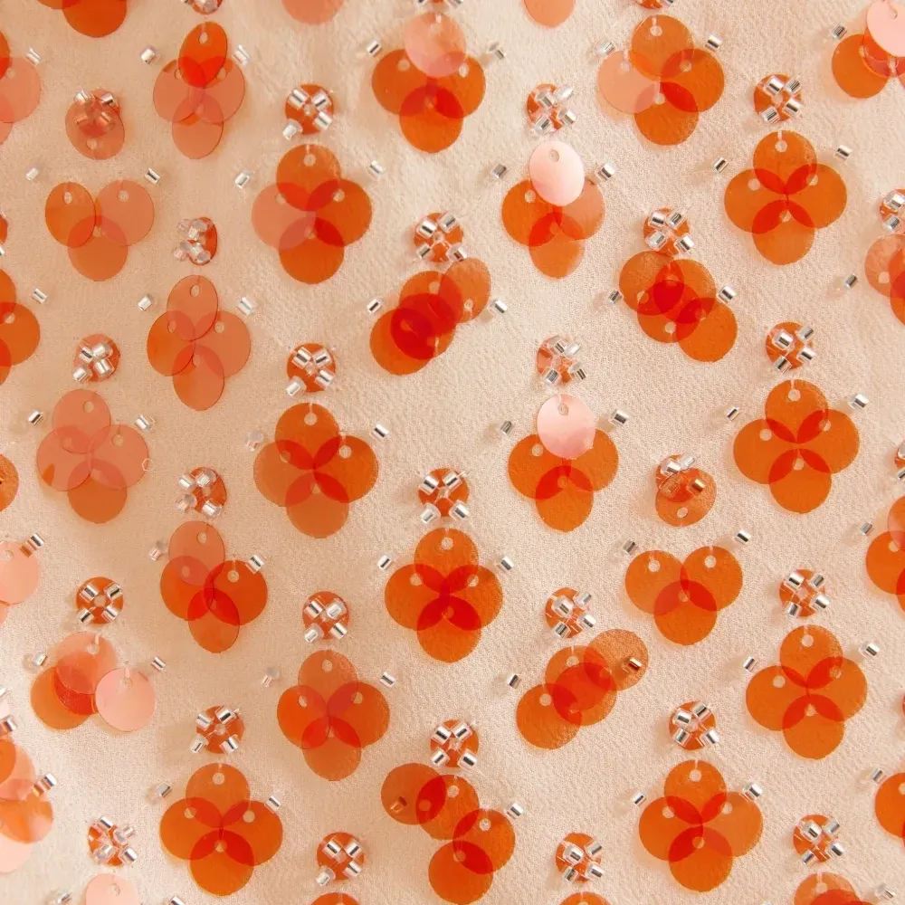 Блузка, украшенная пайетками