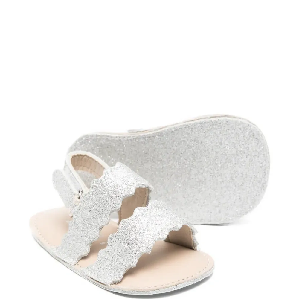 Босоножки с ремешками и фигурной отделкой