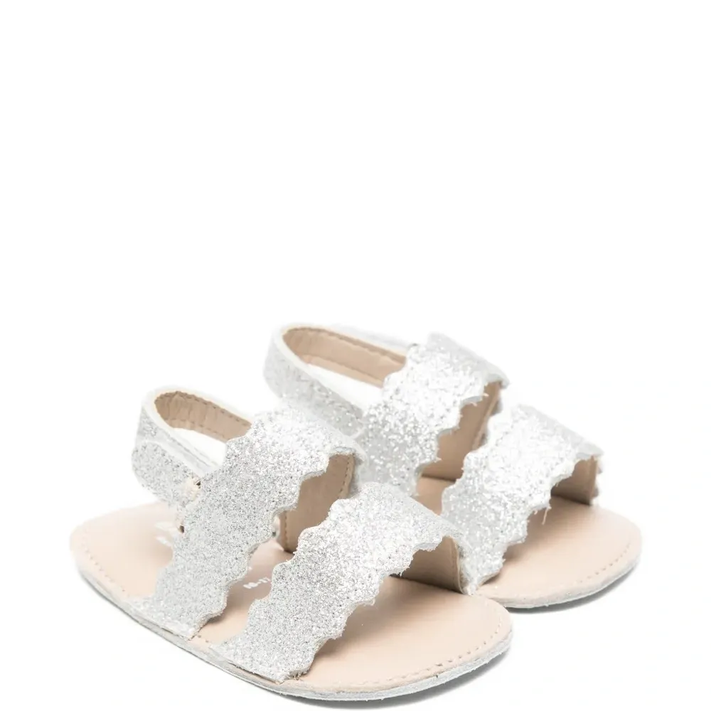 Босоножки с ремешками и фигурной отделкой