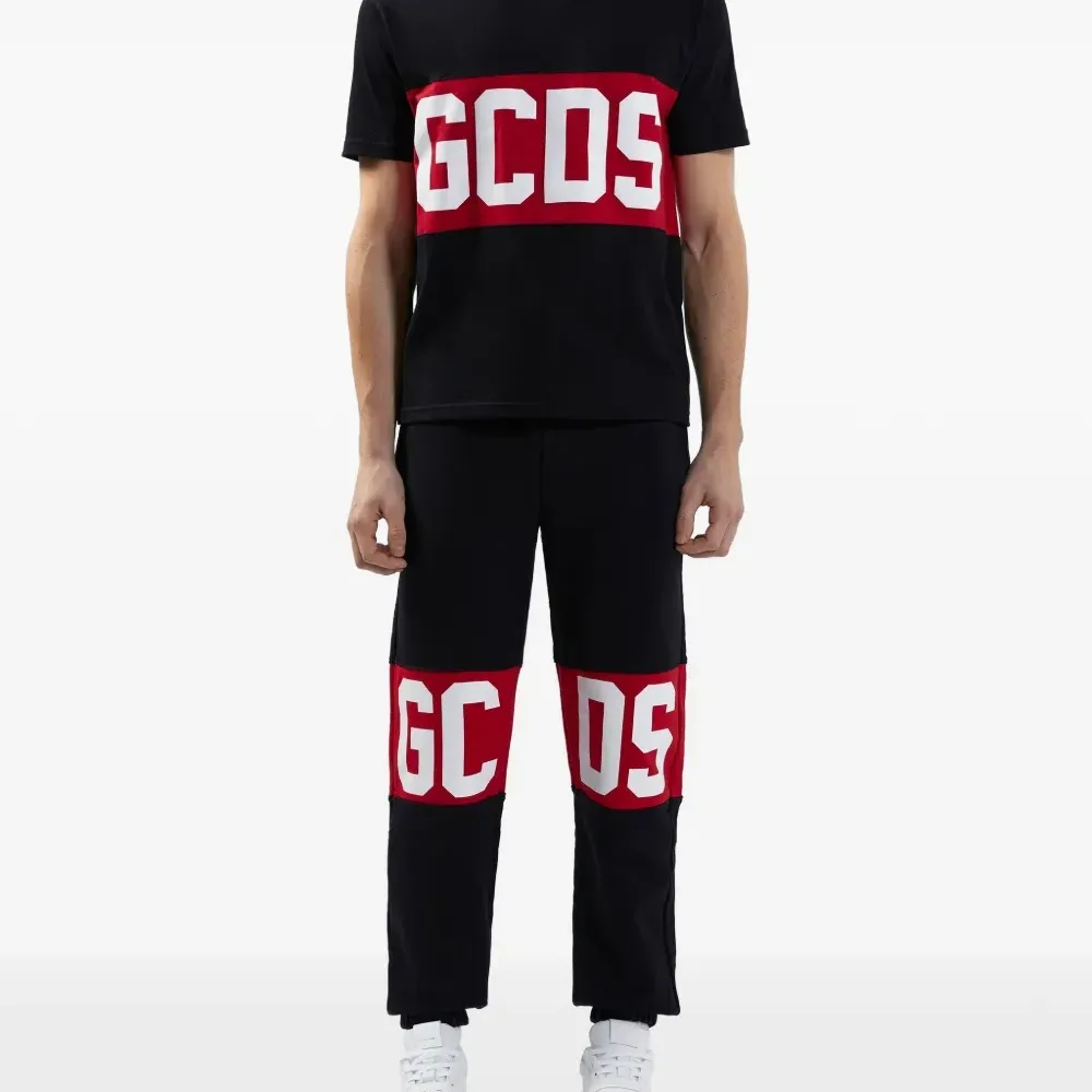 Футболка с логотипом