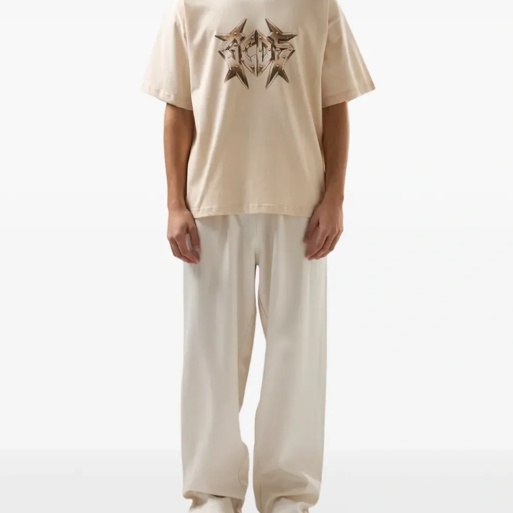 Футболка с логотипом и украшением в виде заклёпок