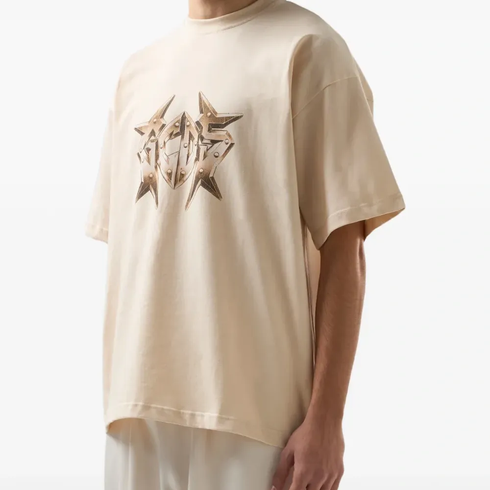 Футболка с логотипом и украшением в виде заклёпок