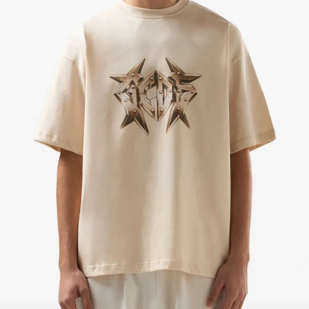 Футболка с логотипом и украшением в виде заклёпок