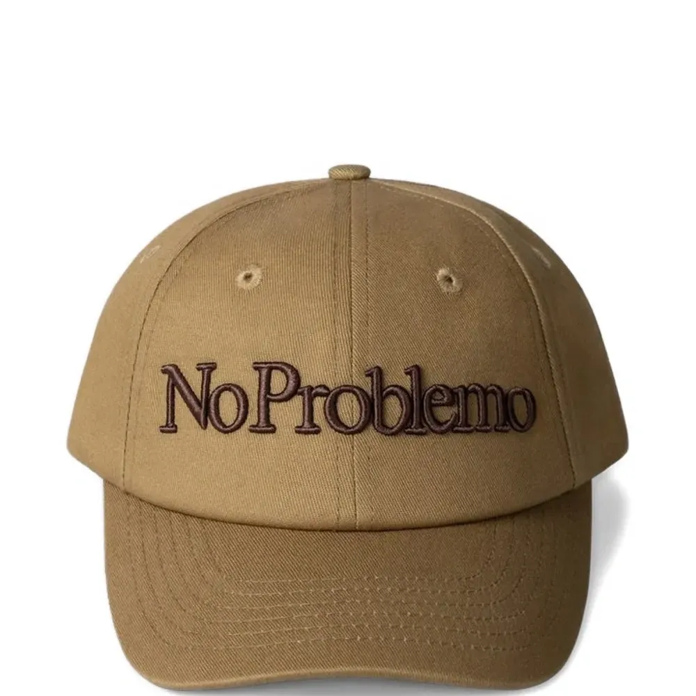 Бейсболка с вышивкой на кнопках