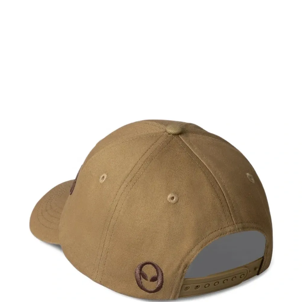 Бейсболка с вышивкой на кнопках