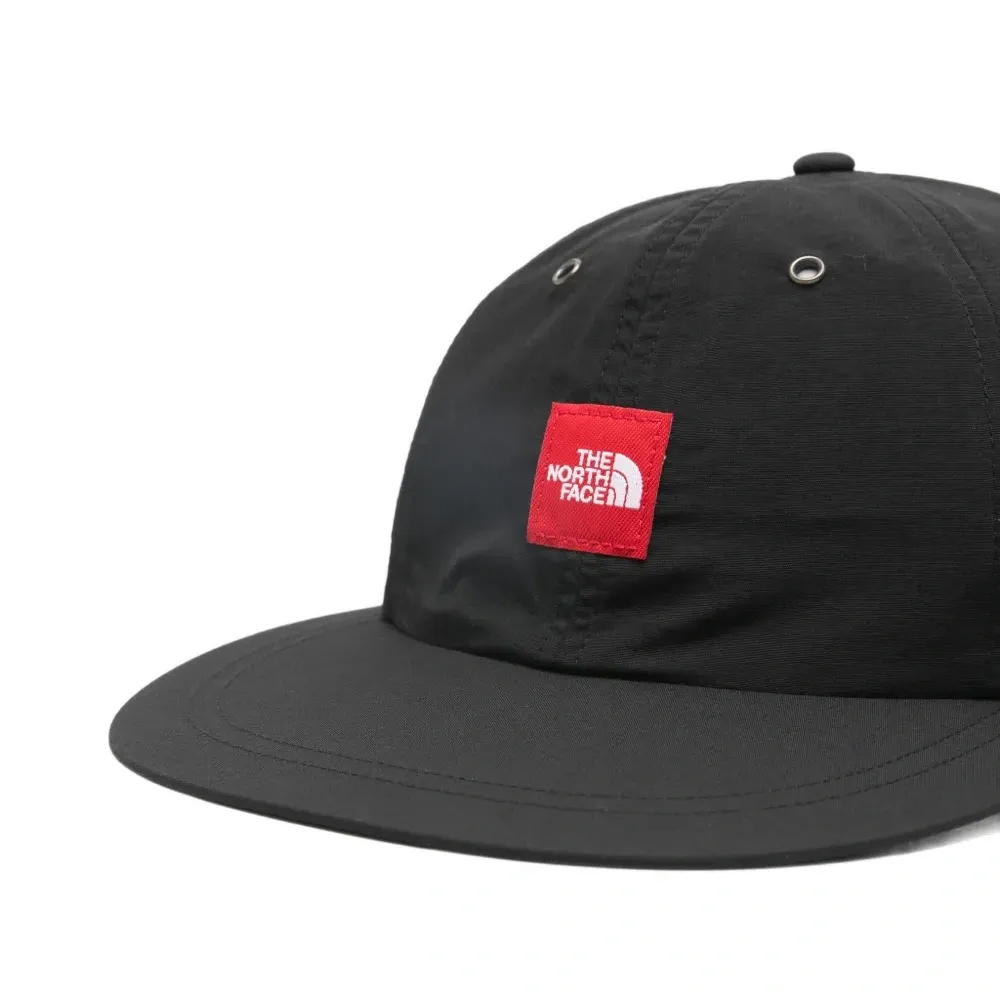 Бейсболка с нашивкой-логотипом