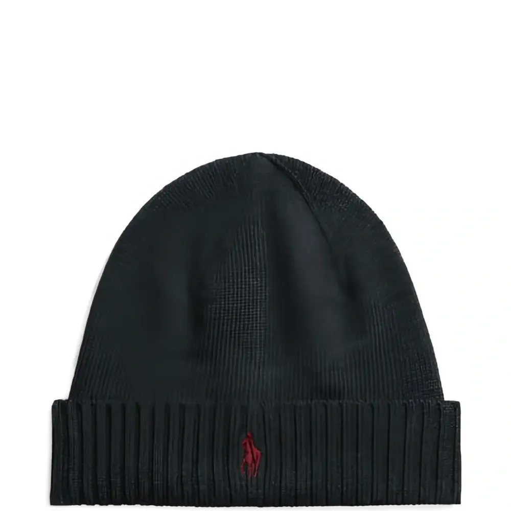 Вязаная вышитая шапка Вязаная вышитая шапка