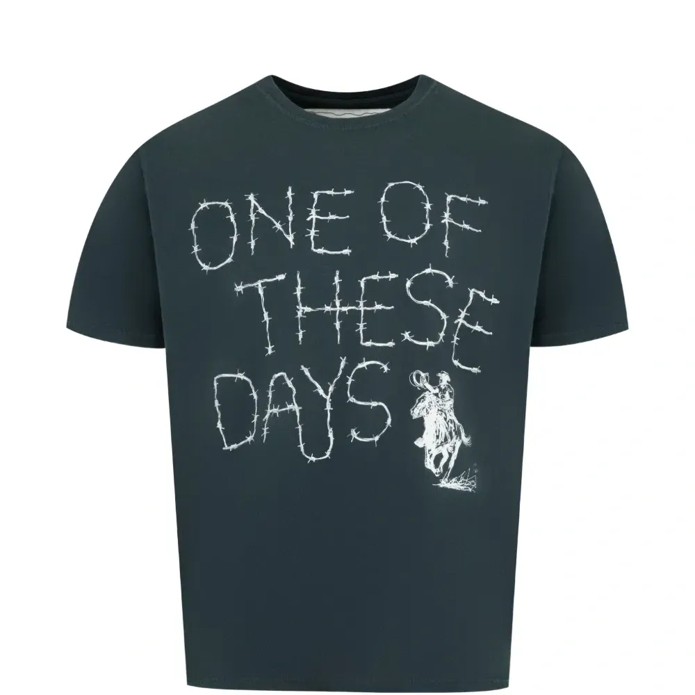 Футболка с рисунком "колючая проволока"