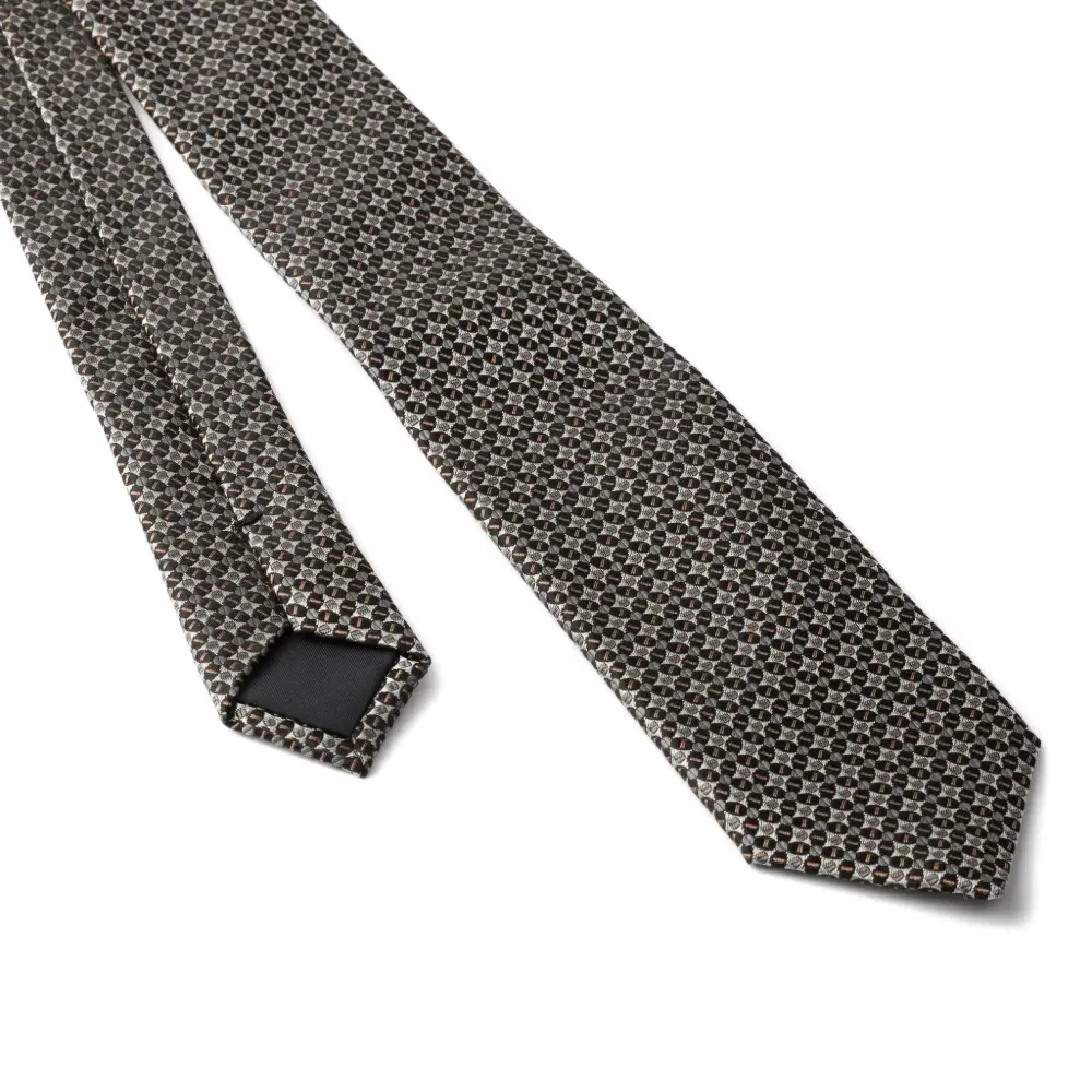 Галстук из шелка с геометрическим узором