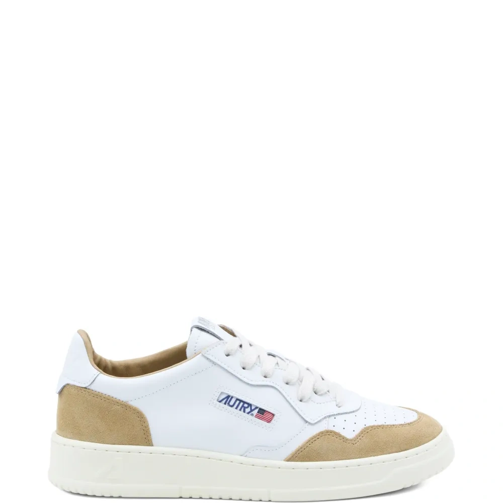 Кроссовки с перфорированным логотипом