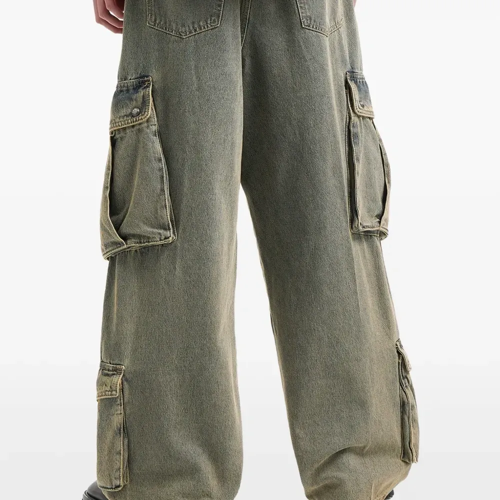 Джинсы с накладными карманами