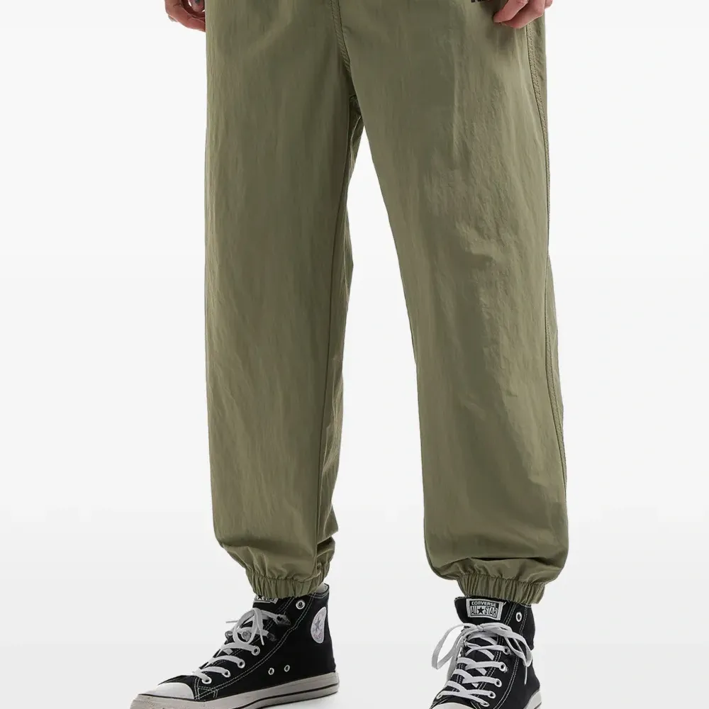 Спортивные брюки на завязках с логотипом