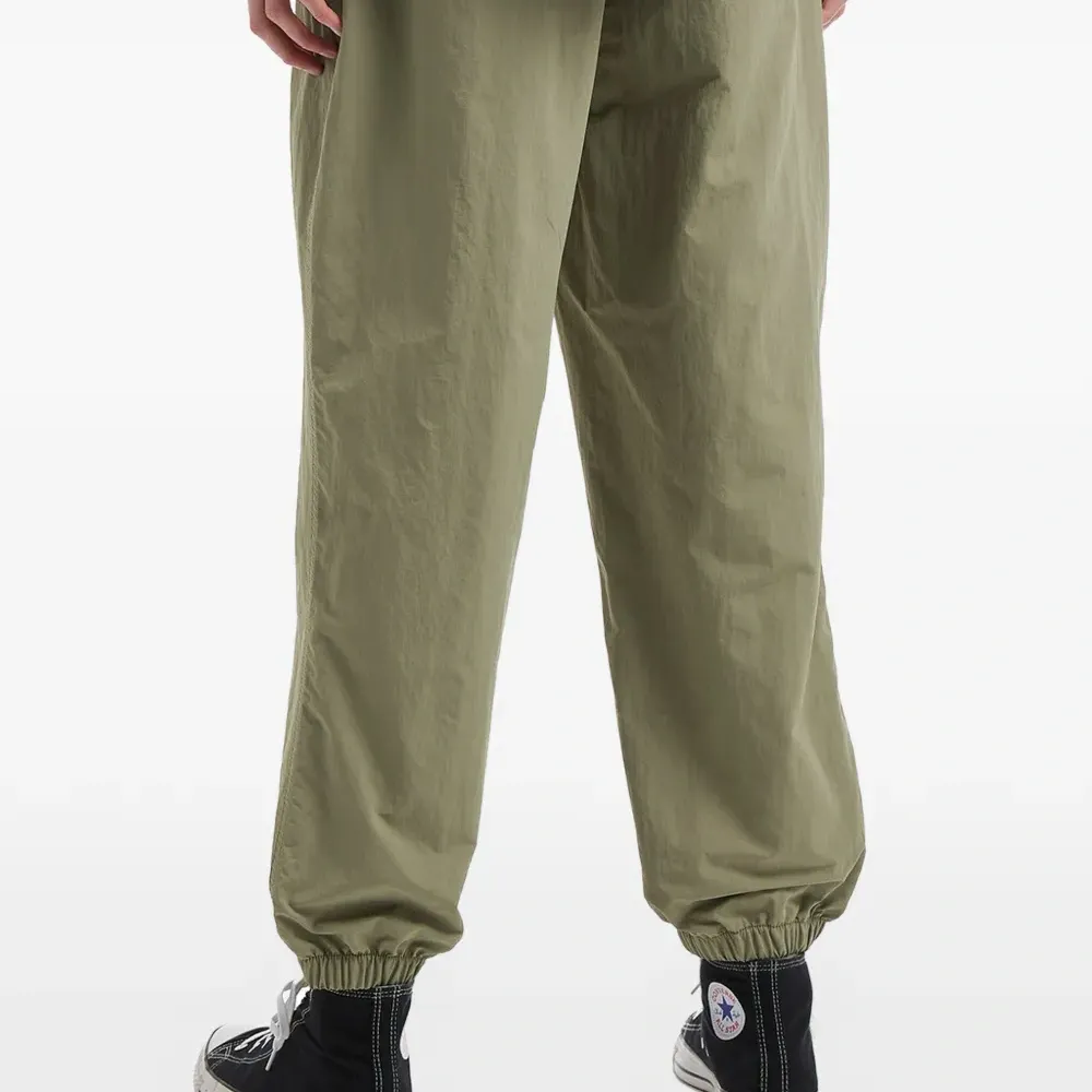 Спортивные брюки на завязках с логотипом