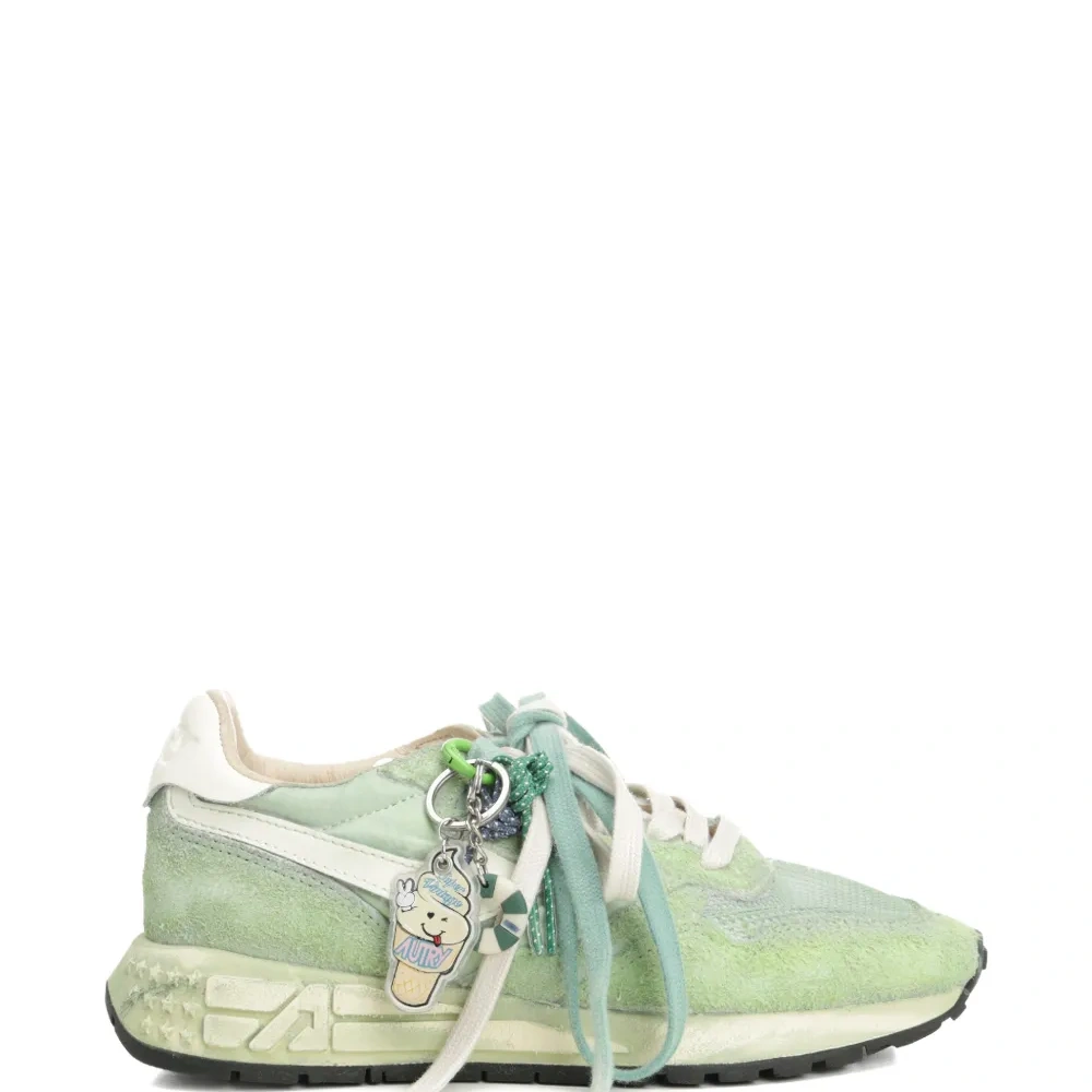 Кроссовки с декоративным элементом Кроссовки с декоративным элементом