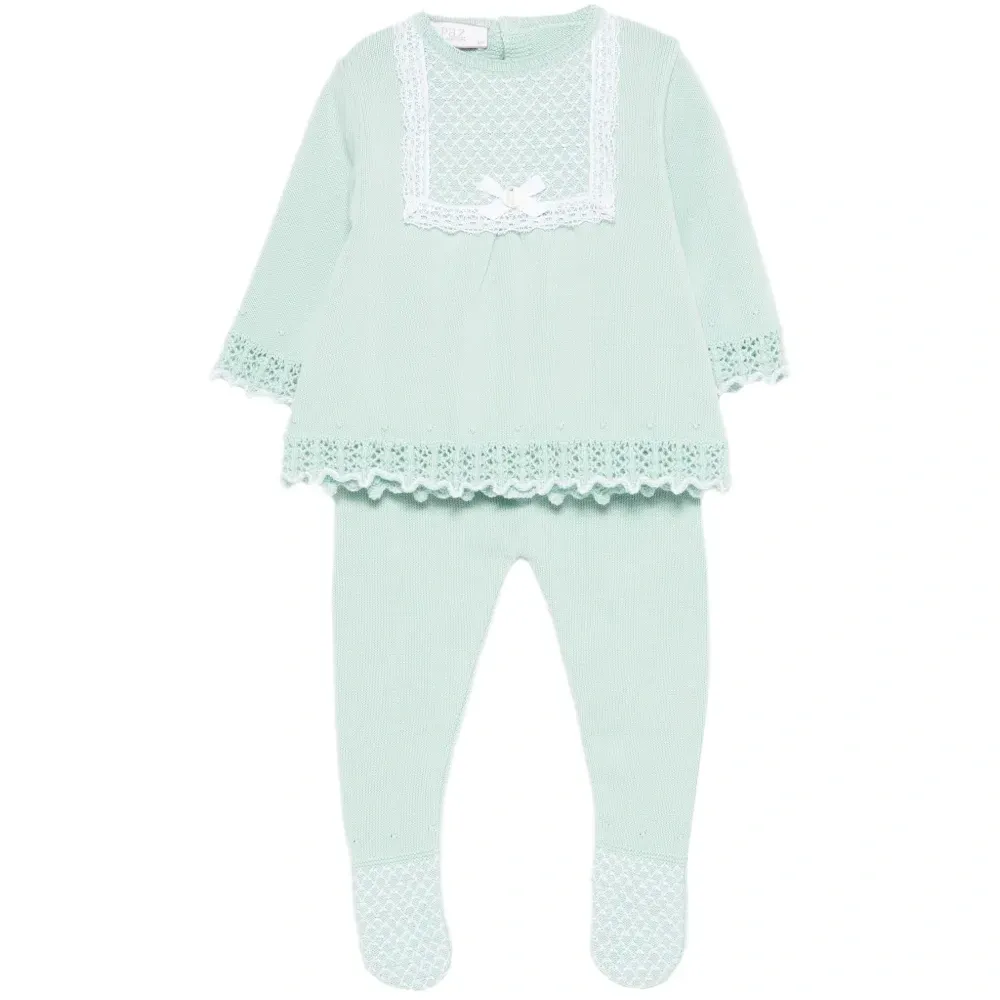 Вязаный комплект с отделкой из кружева