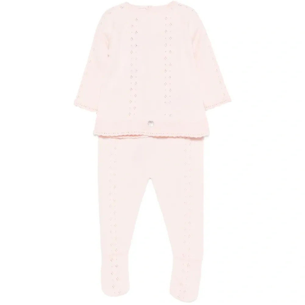 Вязаный комплект с брючками и ажурной отделкой