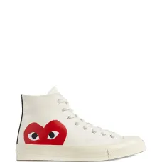 Кроссовки с принтом в виде сердечек