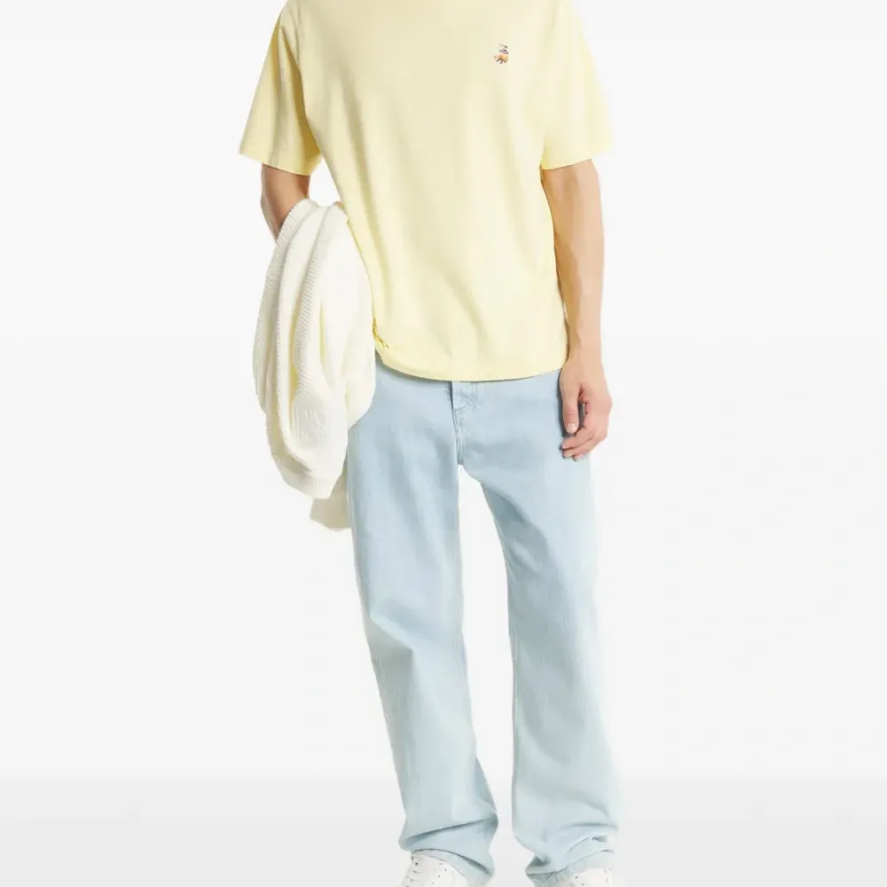 Футболка с вышивкой и круглым вырезом