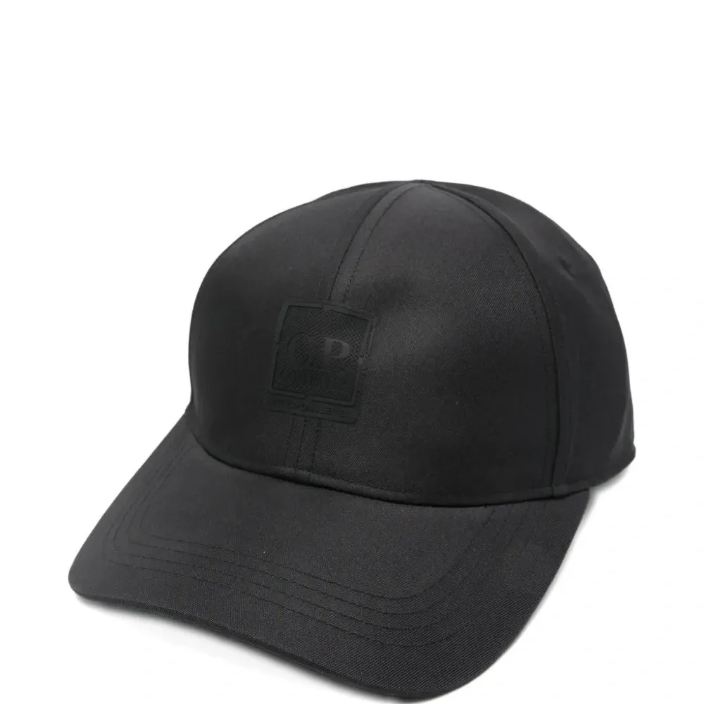 Бейсболка с нашивкой-логотипом