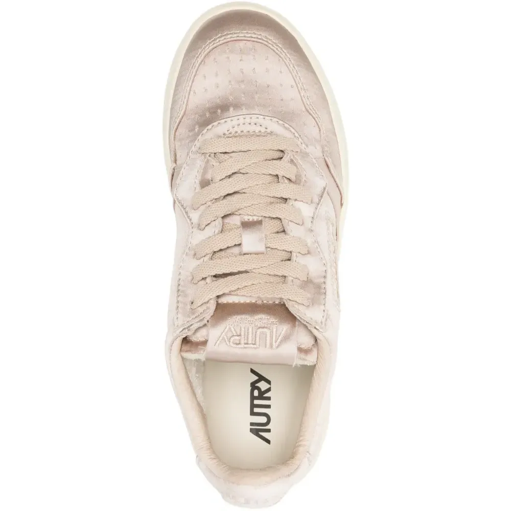 Кроссовки на шнуровке