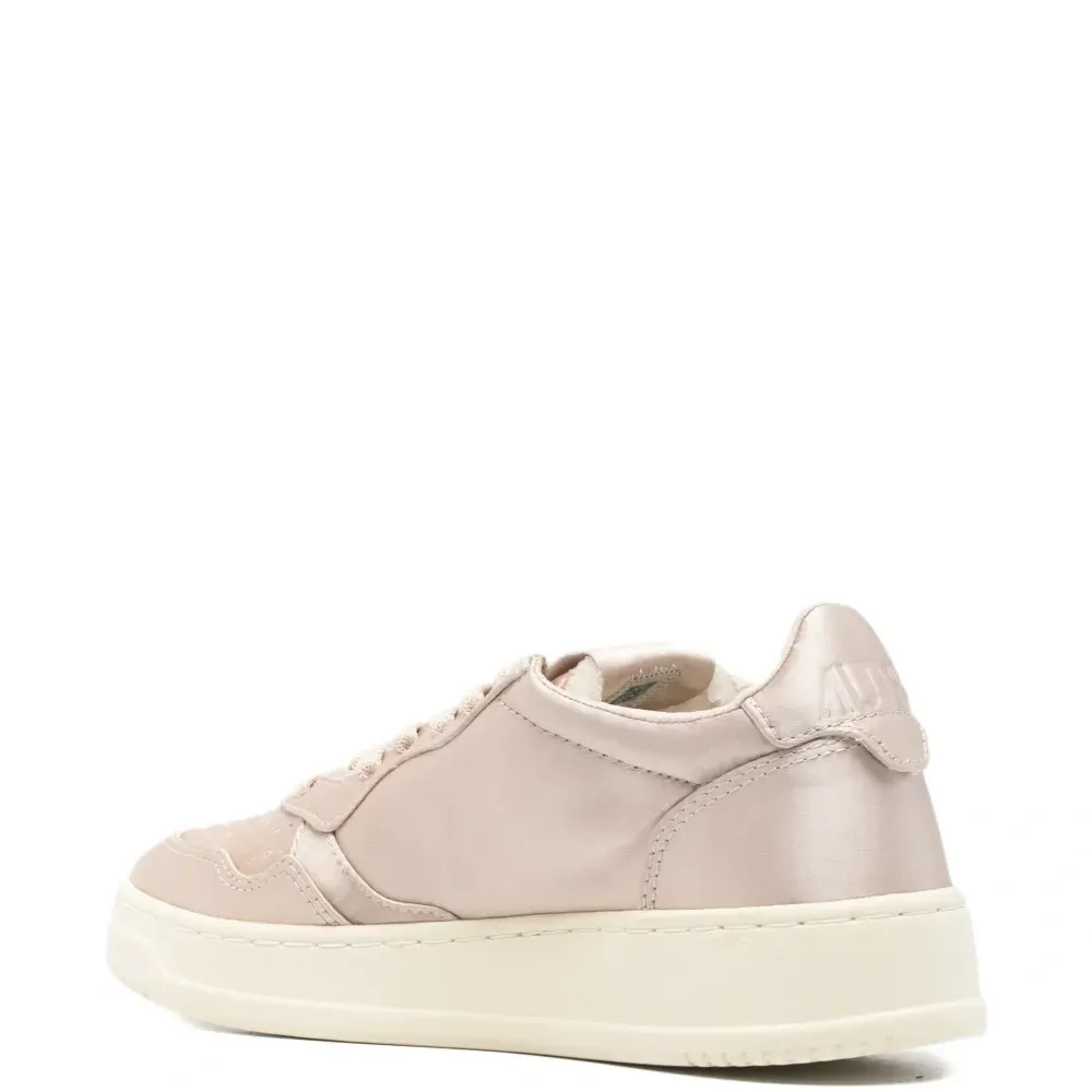 Кроссовки на шнуровке