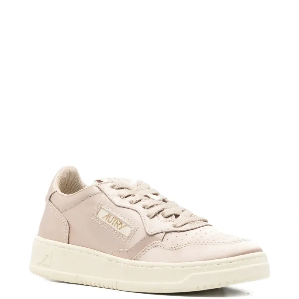 Кроссовки на шнуровке